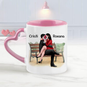 Cana cu interior roz personalizata cu maner inima - cuplu in parc