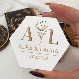 Marturie nunta in forma de hexagon personalizata cu initiale, prenumele mirilor si data nuntii - alb