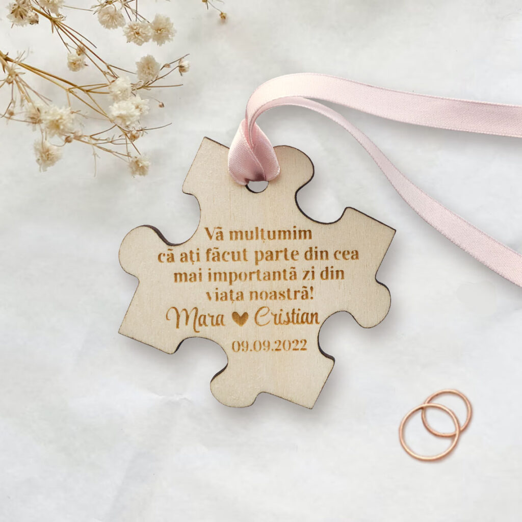 Marturie nunta in forma de piesa de puzzle personalizata cu mesaj, numele mirilor si data nuntii