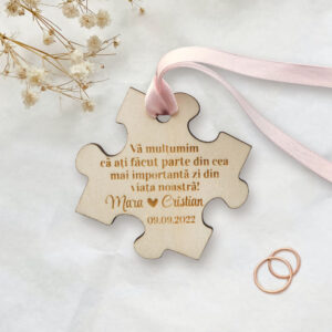 Marturie nunta in forma de piesa de puzzle personalizata cu mesaj, numele mirilor si data nuntii